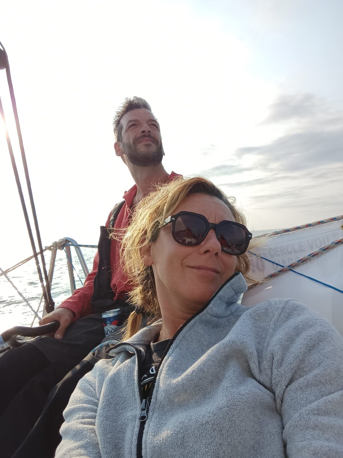 Équipage au cockpit au coucher de soleil