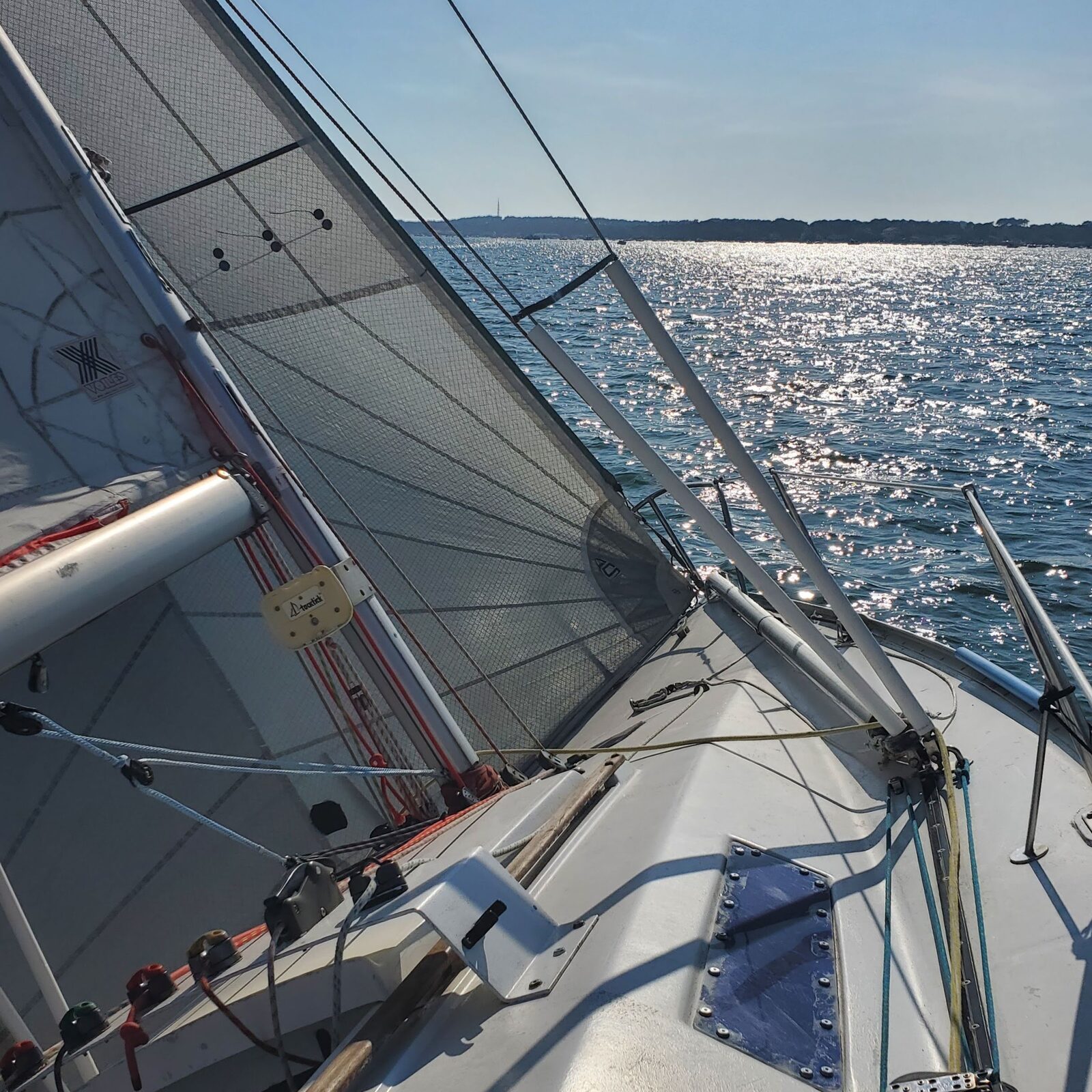 Le pont d’un voilier en navigation, face au soleil sur l’Atlantique