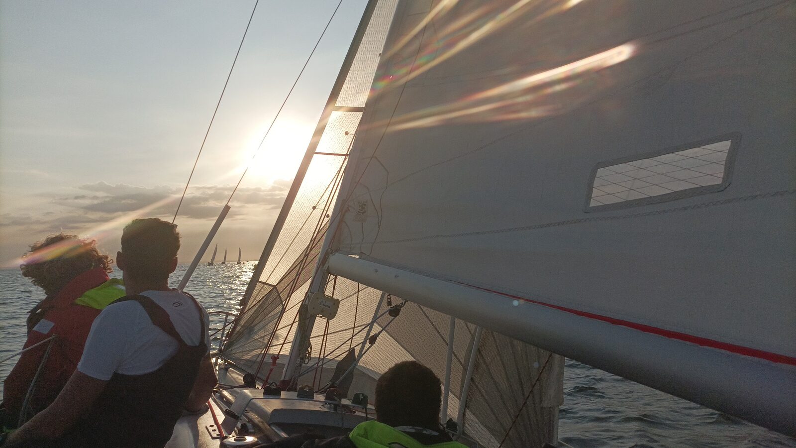 Équipage en navigation sous la grand-voile