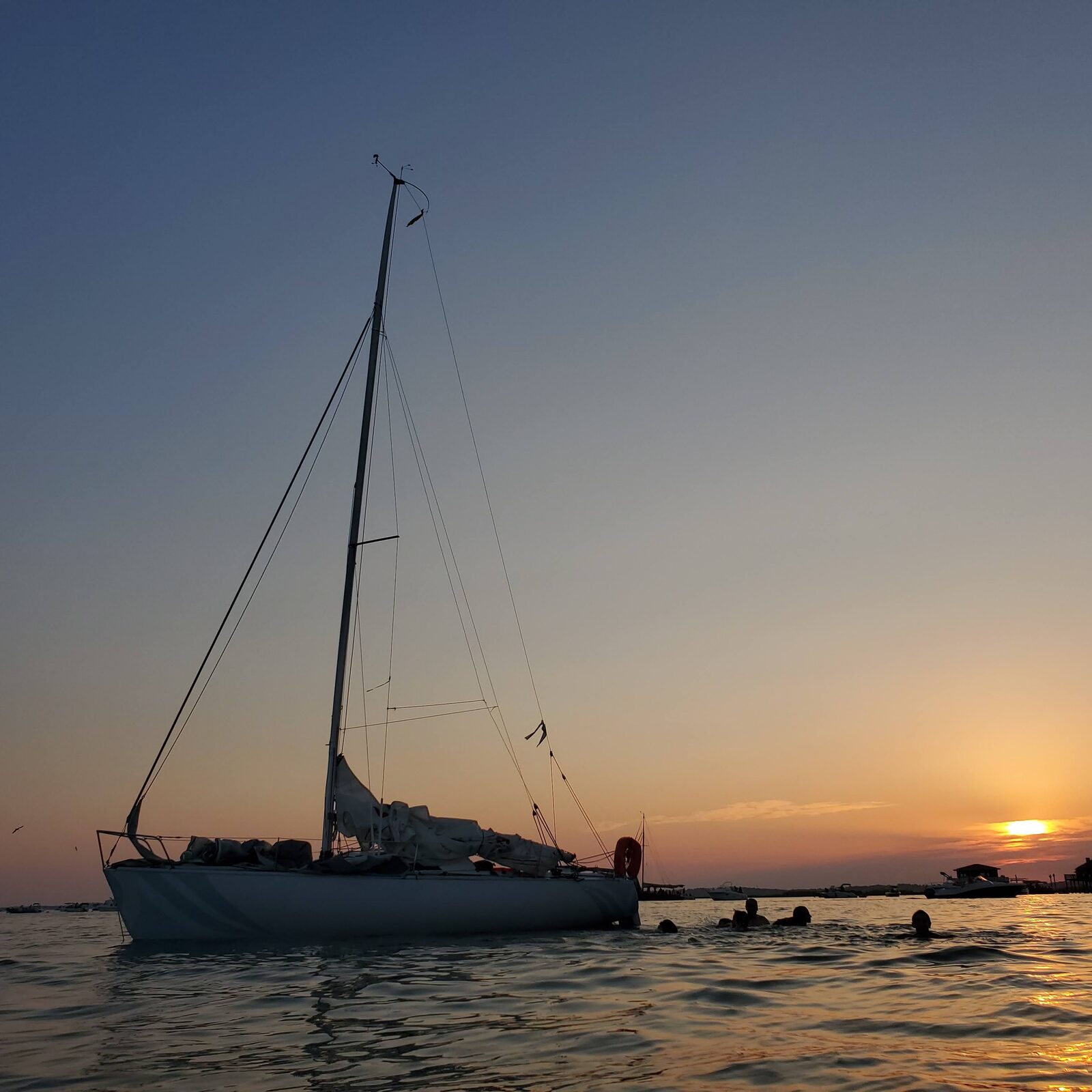 Voilier au mouillage au coucher du soleil
