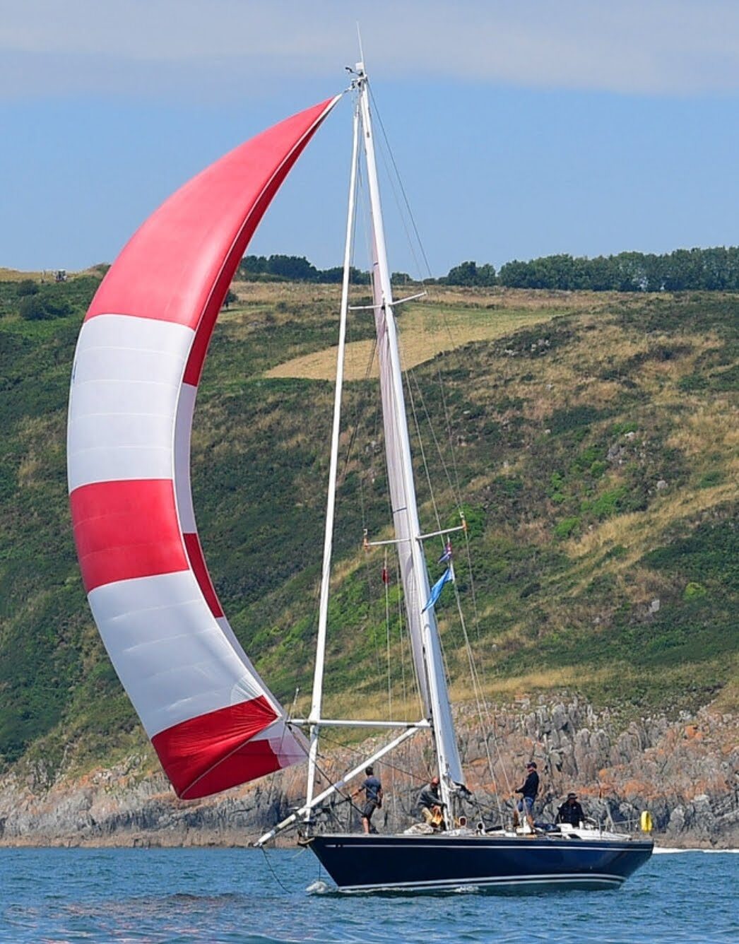 Voilier sous spi rouge et blanc
